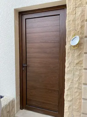 أبواب UPVC بيضاء حديثة